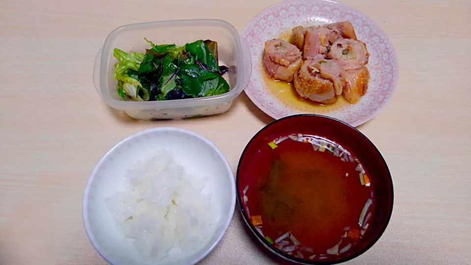 ４月20日　鶏肉の野菜巻き　サラダ　お味噌汁|いもこ。さん