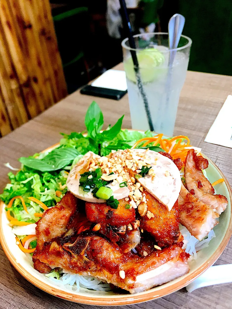 Snapdishの料理写真:ベトナム風焼肉と野菜の冷麺（ブンティットヌン）|キノコ🍄さん