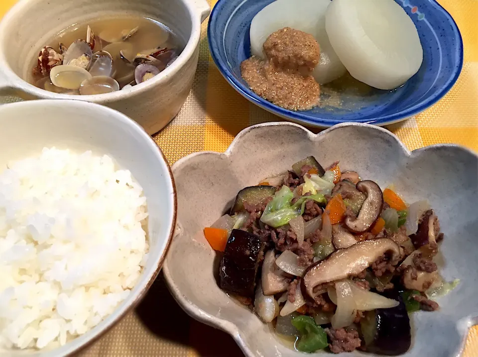 液みそあれこれ 和食膳（野菜と挽肉の味噌炒め、あさりの味噌汁、ふろふき大根）|Manabu Tanakaさん