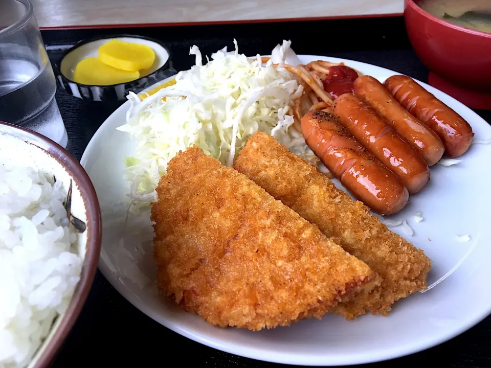 営業マンの昼ごはん☀️☀️🔆
ハムカツとウインナー定食(๑σuσ๑)ŧ‹"ŧ‹"|ぽんたさん