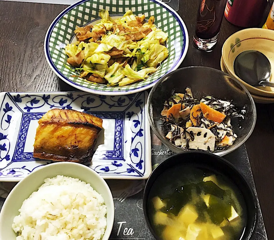 塩サバ焼き、豚肉と春キャベツと豆苗の炒め物、レンコンとひじきのサラダ、豆腐とワカメと長生きの味噌汁！|ライムさん