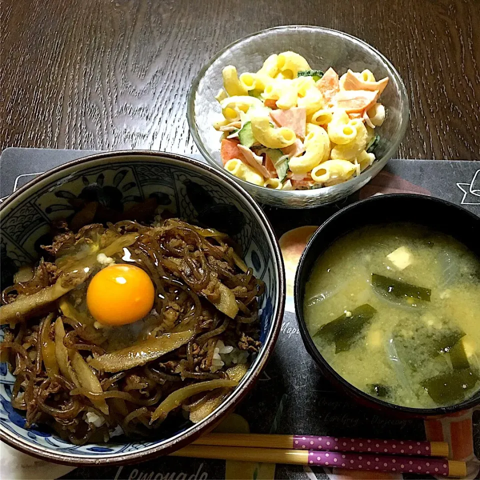 Snapdishの料理写真:牛丼、マカロニサラダ、味噌汁(*^｡^*)|ライムさん