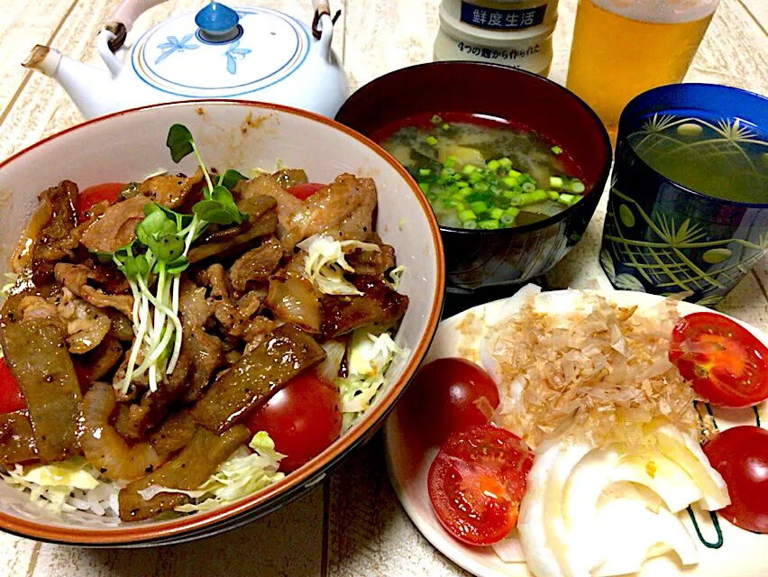 Snapdishの料理写真:今日の男飯(｡-_-｡)黒はんぺん豚丼&新玉ねぎスライス&味噌汁&静岡新茶←ここ重要♫|ひーちゃんさん