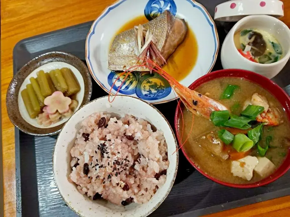 Snapdishの料理写真:戌の日　ちょっとしたお祝い膳
・赤飯
・えびの味噌汁
・フキとお麩の煮浸し
・ぶりの照り焼き
・茶碗蒸し|あぁちゃんさん