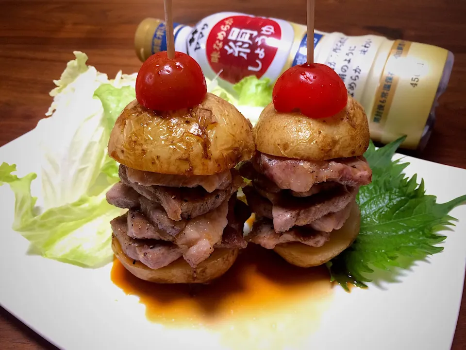 新じゃが蒸しの🥔 ハンバーガー❓ ピンチョス❓ 串焼き❓ な豚肉サラダ🍖🥗  
ヤマサ絹しょうゆでいただきます💐|ぱぴこ家さん