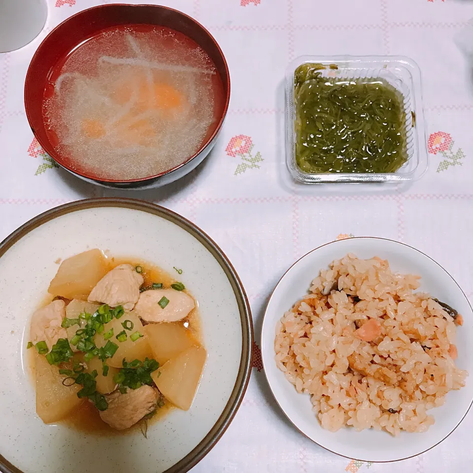 鶏もも肉と大根煮、もやしスープ、椎茸と鮭の炊き込みご飯|tommyさん