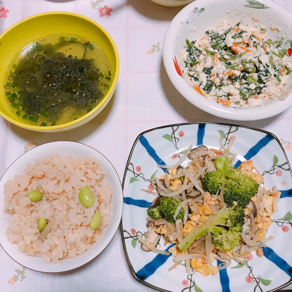 枝豆と鮭フレークの炊き込みご飯、ブロッコリーの炒め物、わかめスープ|tommyさん