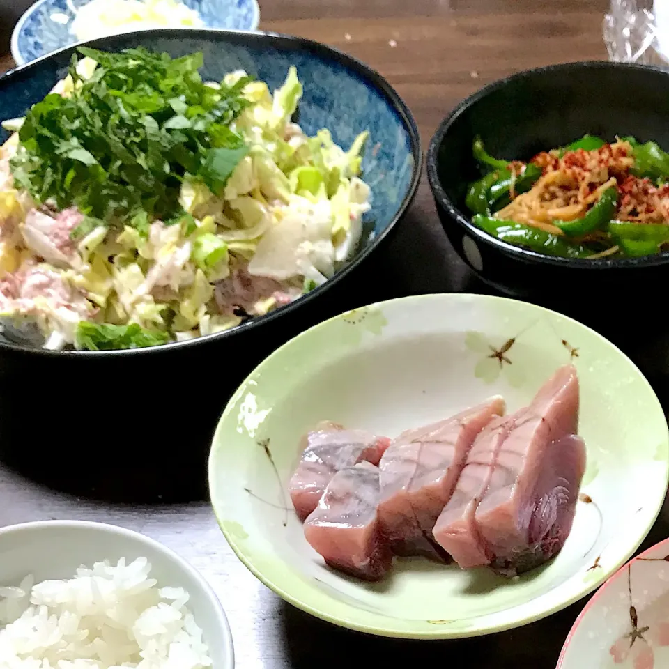 夕ごはん〜カツオ刺身、キャベツとコンビーフと新玉ねぎのマヨボンサラダ、キノコとピーマンのきんぴら|perfuさん