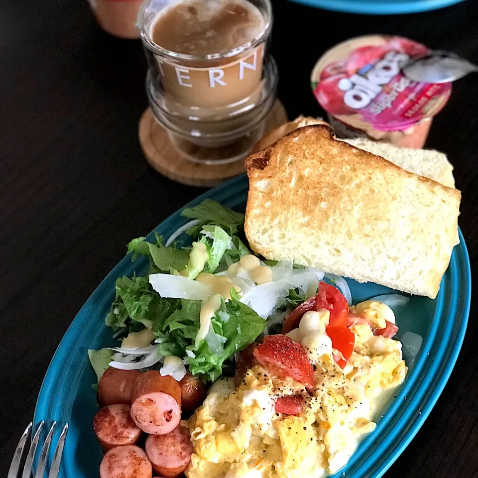 朝ごはん♪トマトとモッツァレラチーズのスクランブルエッグ🍅🧀|いくさん