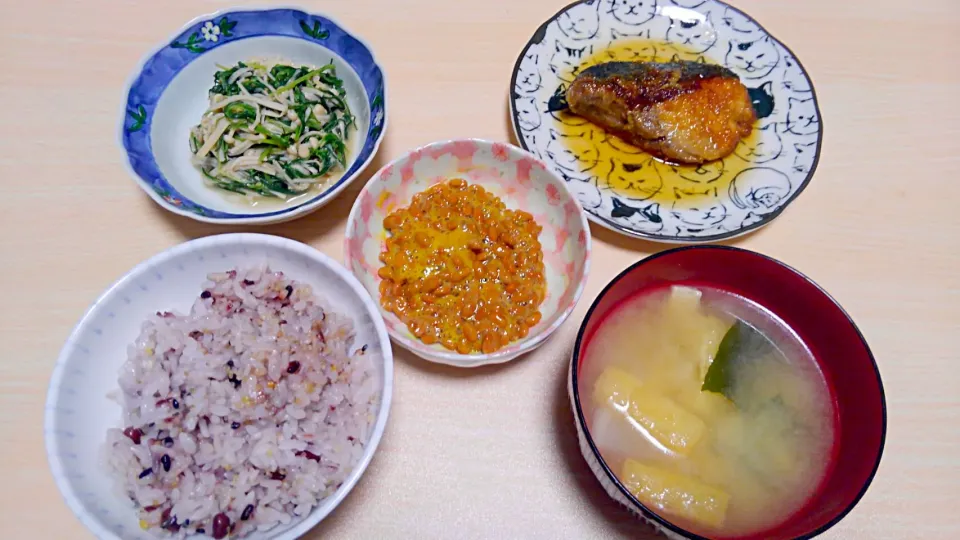 ４月２３日　お酢でぶり照り焼き　おかひじきとえのきだけのおひたし　納豆　お味噌汁|いもこ。さん