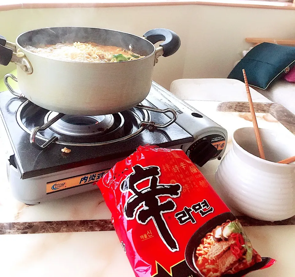 Snapdishの料理写真:二日酔いの朝は…辛ラーメンが合いまして。|やさこさん