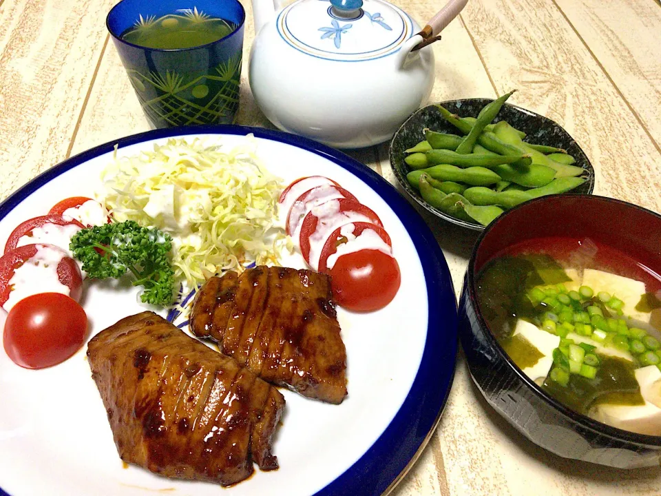 今日の男飯(｡-_-｡)テニス前🎾バージョン！
マグロのにんにく生姜焼き&味噌汁&テニス後のつまみの枝豆♫|ひーちゃんさん