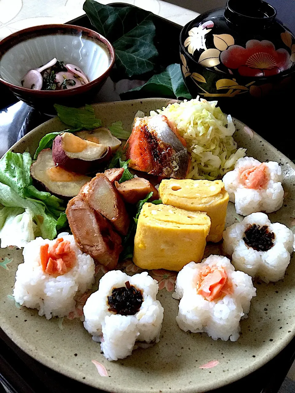 お花のおにぎりでワンプレート昼ご飯😆❣️ （お弁当のオカズの残りを100パーセント利用して自分用に😅）|paaruさん