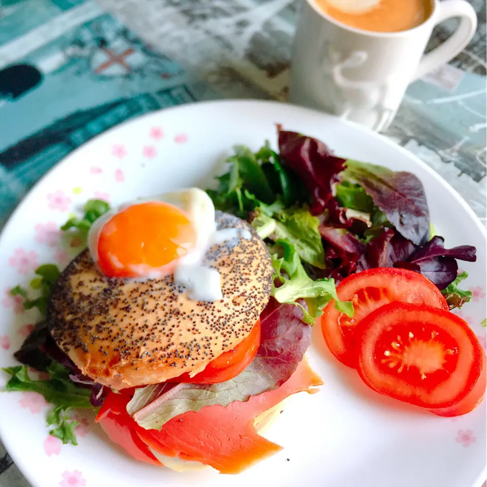 土曜の昼ごはん♪サーモンアボカドベーグルバーガー🍔|キノコ🍄さん