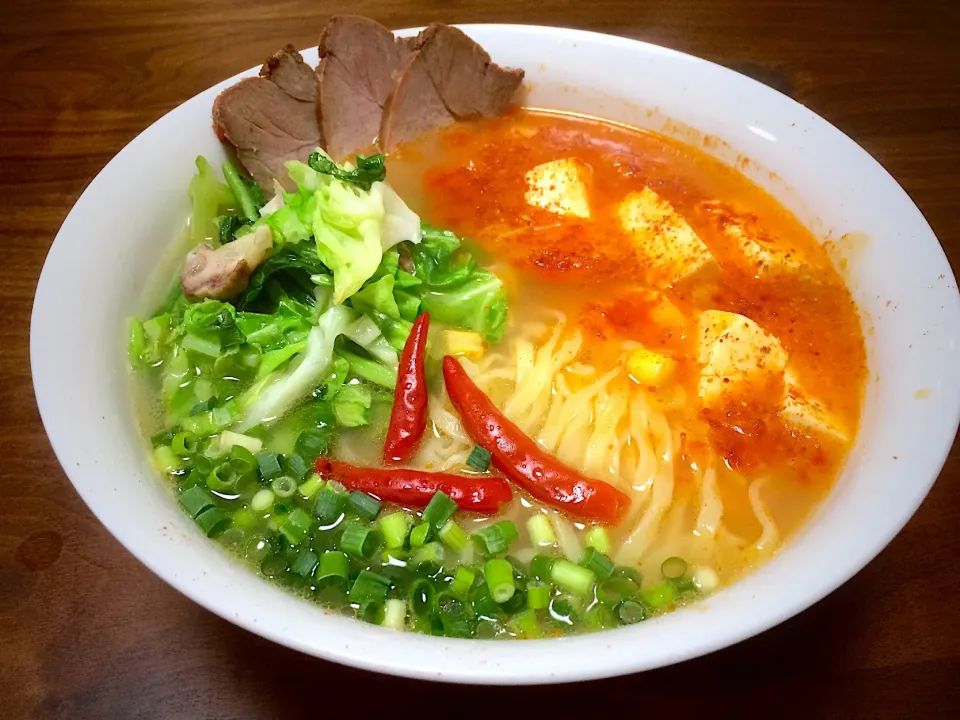 半分、赤い。🤣らーめん🍜
蒙古タンメン風 餡かけ麻婆豆腐入り🌶|ぱぴこ家さん