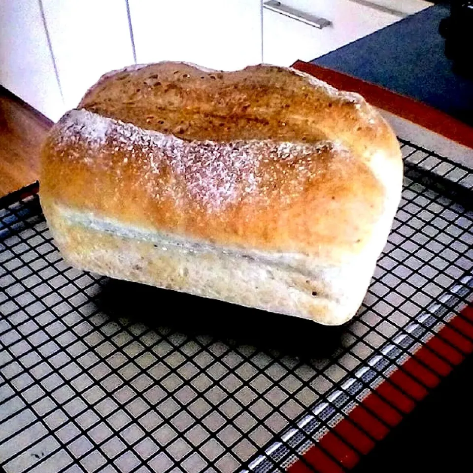 Granary bread loaf|Tess Worlandさん