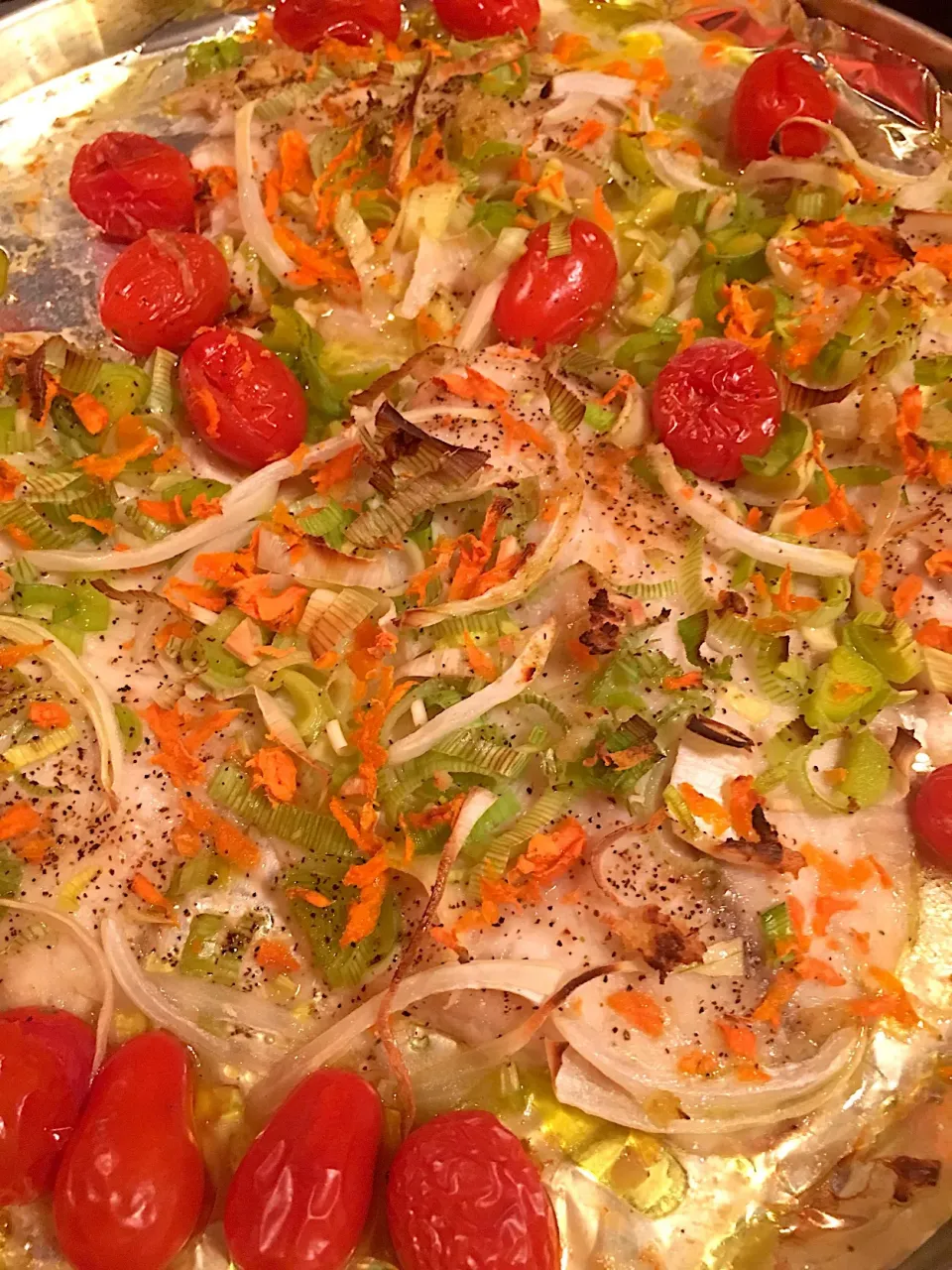 Baked Tilapia Fillet topped with leeks, grape tomatoes, grated ginger, garlic, carrots.|🌺IAnneさん