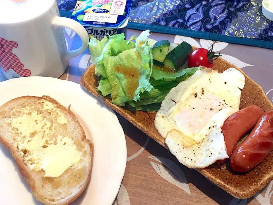 日曜日の朝ごはん
フランスパン、ウインナーソテー、目玉焼き、レタス、きゅうり、プチトマト、白ブドウヨーグルト、カプチーノ|かよちゃんさん