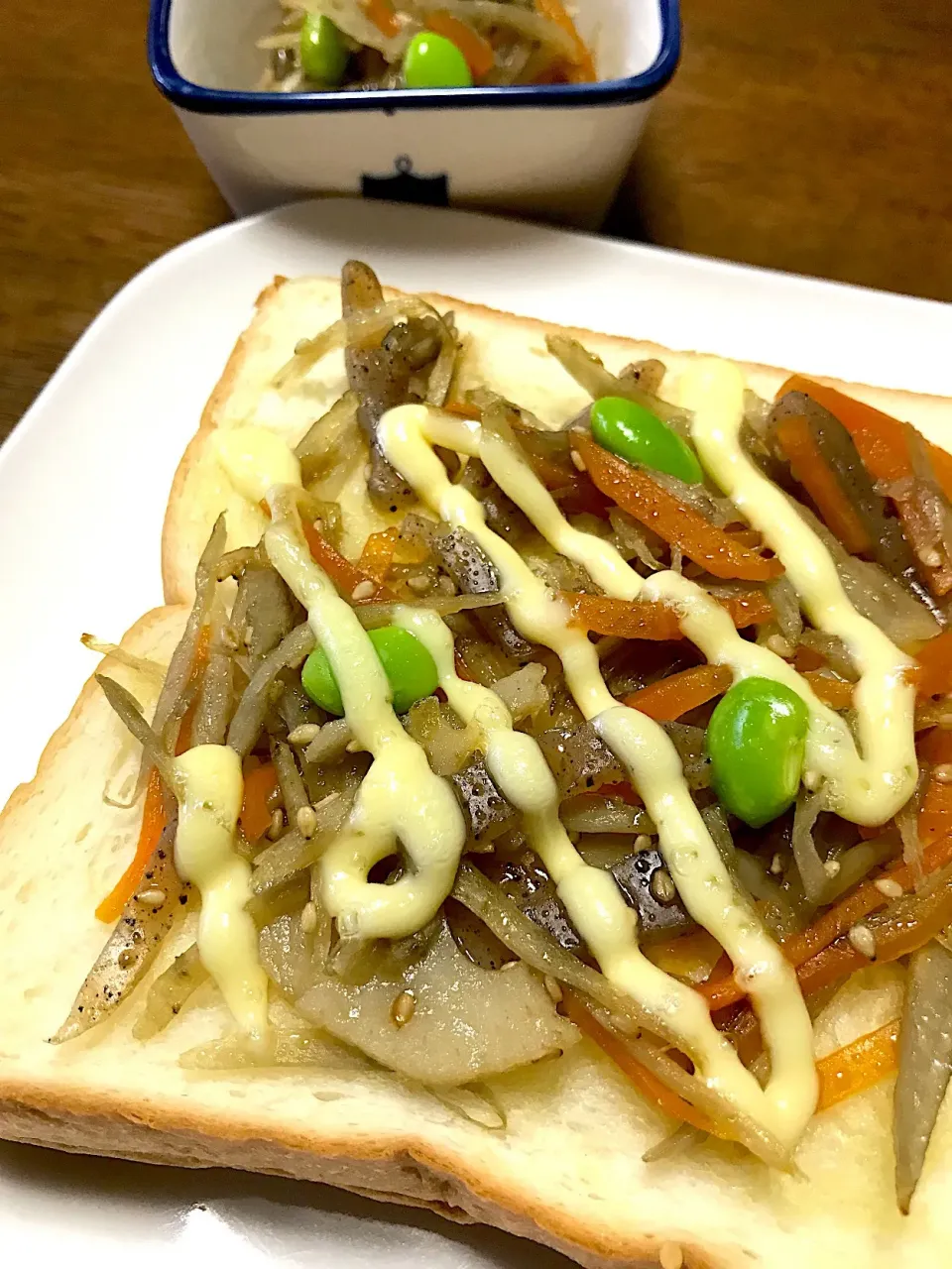 Snapdishの料理写真:きんぴらごぼうパン🍞|まぁみんさん