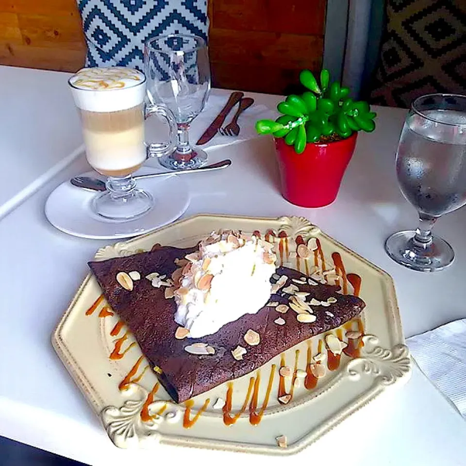 Choco crepe / dulce de leche latte|Tess Worlandさん