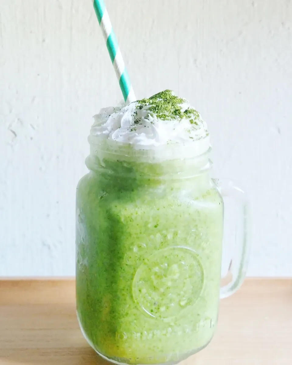 Kale, pear, chia seeds & banana smoothies|Misstyさん