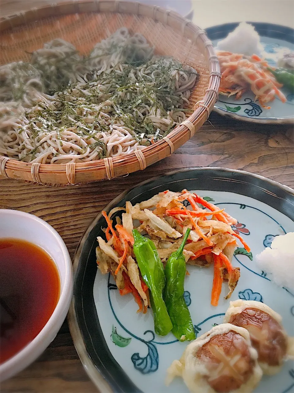 Snapdishの料理写真:休日のお昼ごはん
・牛蒡と人参のかき揚げ
・ざる蕎麦|akiさん