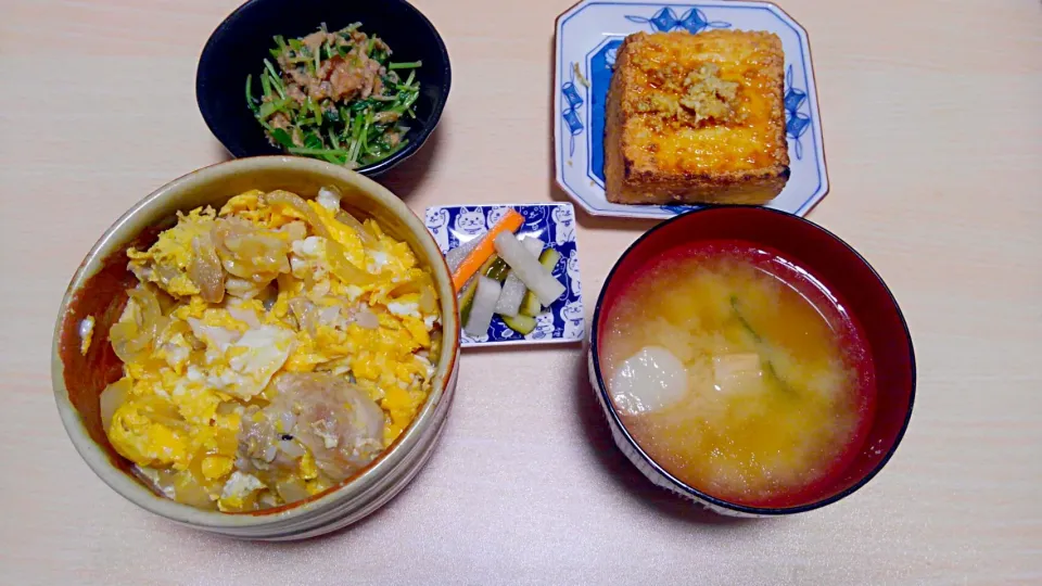 ４月２６日　親子丼　豆苗とツナの胡麻サラダ　ピクルス　厚揚げ　お味噌汁|いもこ。さん