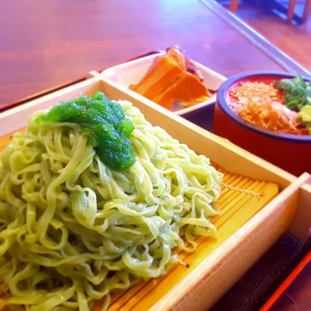 麺にアーサ(ヒトエグサ)を練り込んだ
　沖縄そばの冷やしつけ麺|miyagushikuさん