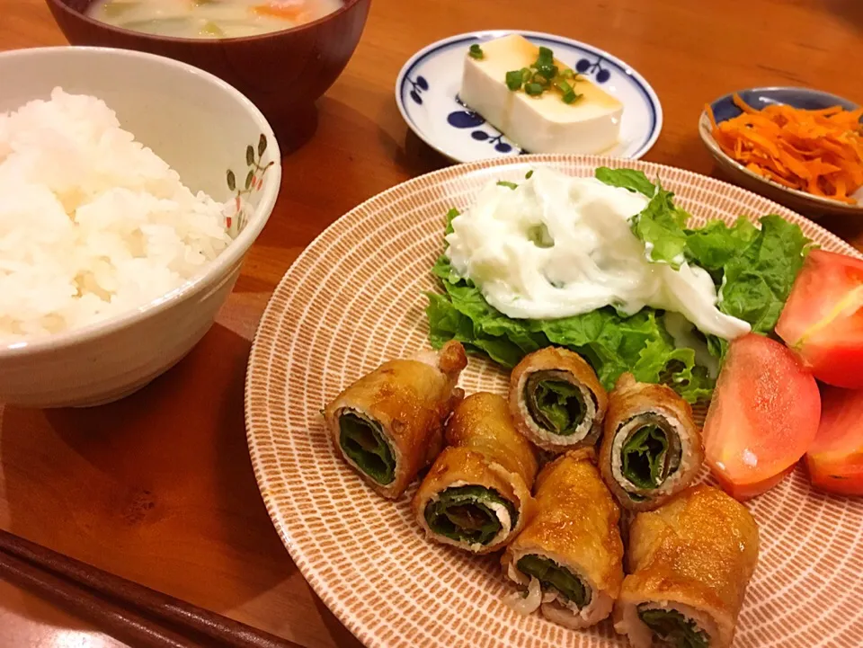 Snapdishの料理写真:18/05/20 夕飯♪ シシトウと大葉の豚肉巻 人参きんぴら 冷奴|ikukoさん