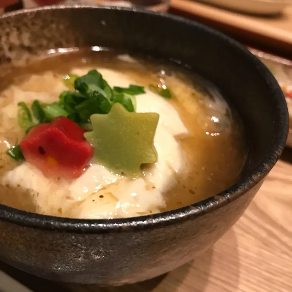 Snapdishの料理写真:生湯葉丼
季節の生麩をのせた
あんかけ丼|mokoさん