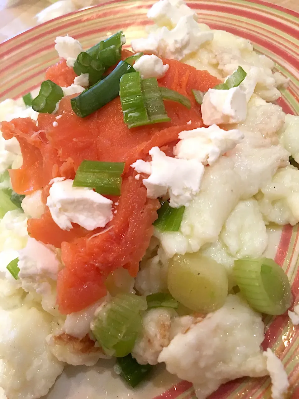 Scrambled egg whites, scallions, smoked salmon and a few goat cheese crumbles.|emilyDeSantoさん