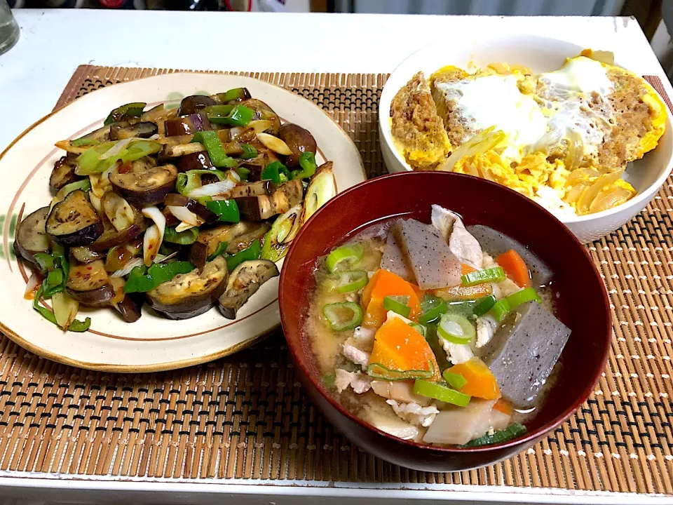 Snapdishの料理写真:豚汁  煮かつ丼  ナスとピーマンの肉味噌炒め|石川洋子さん