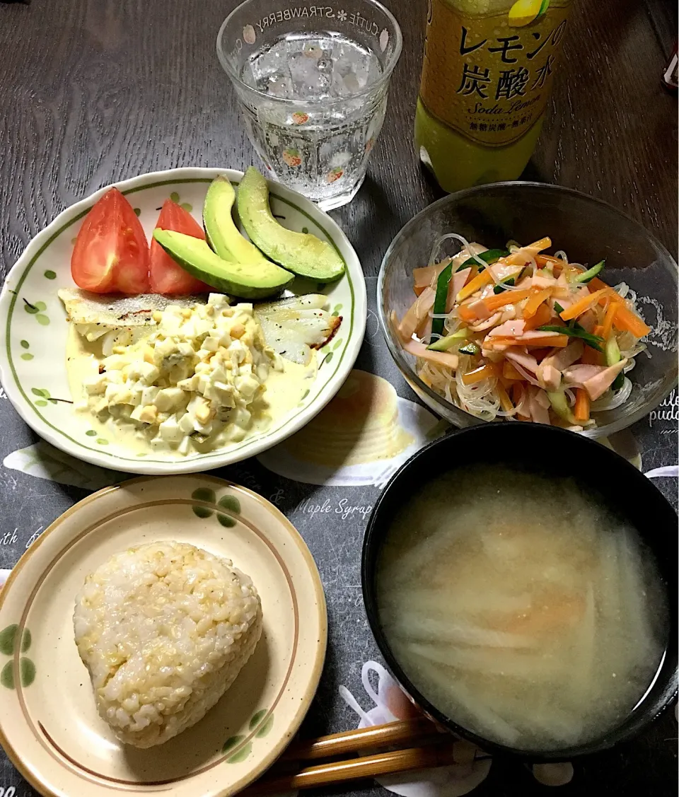 白身魚バジルオイル焼きタルタルソース乗せ🐟アボカド トマト添え、春雨サラダノンオイルドレッシング和え、大根と人参の味噌汁(*^｡^*)玄米おにぎり🍙|ライムさん