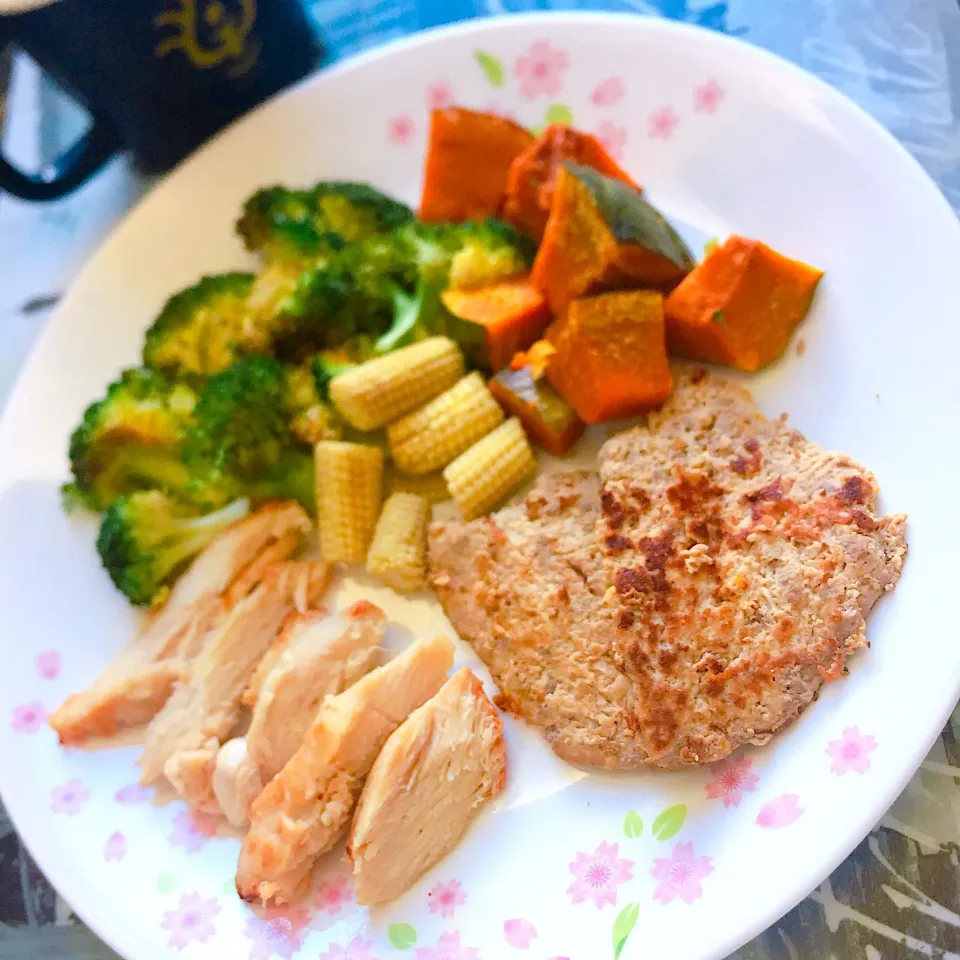 日曜の昼ごはん♪豆腐ハンバーグ・ささみと野菜のオーブン焼き|キノコ🍄さん