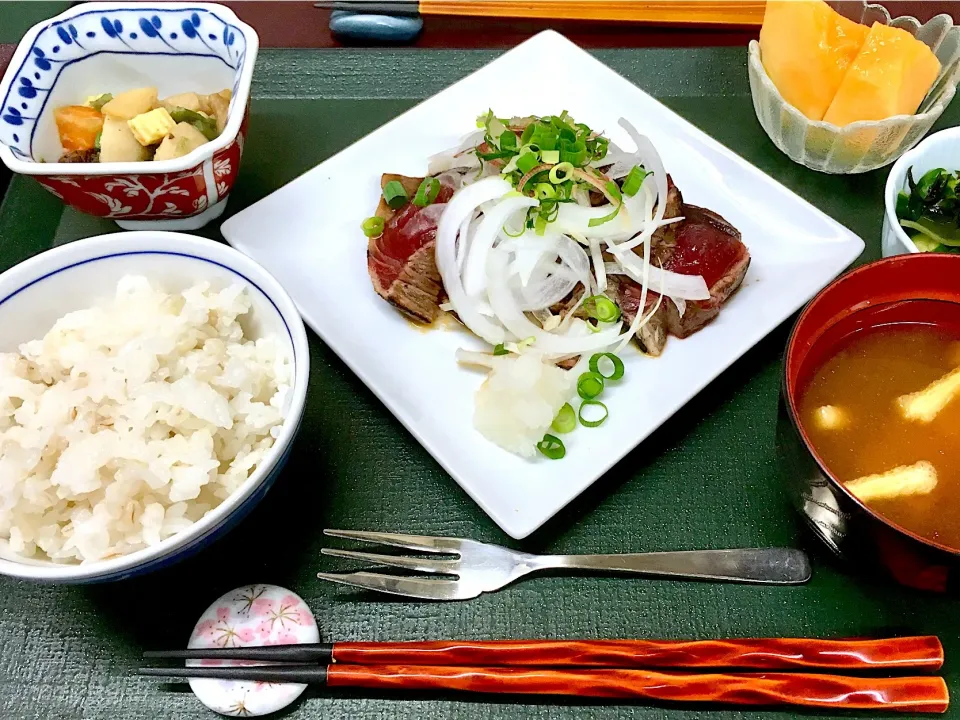 初鰹たたきのっけ盛りランチ🍱  #初鰹のたたき #高知県直送  #蛇腹胡瓜の酢の物 #赤肉メロン  #赤だしお味噌汁  #筑前煮  #もち麦ごはん  #高齢者向け #特別ランチ  #藁焼き料理 #snapdish|sakumaさん