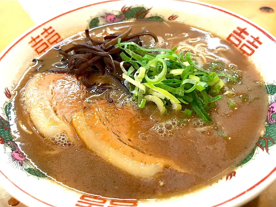 昨日滋賀特攻時の昼餉🍜某客先の食堂が休みなので、豚骨ラーメンに突撃…そのラーメンの名は久留米😳久留米の人が聞いたら怒りそうだなぁ🤣|にゃあ（芸名）さん