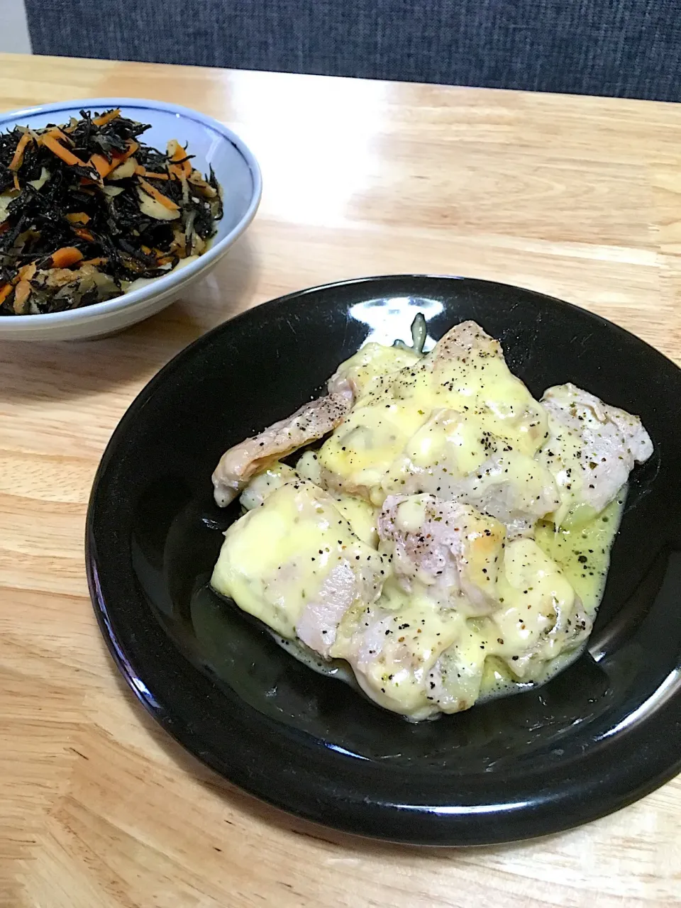 今日のお弁当おかず❤️
豚バラ巻き茄子のチーズ焼きとヒジキ煮ɿ(｡･ɜ･)ɾ|さくたえさん