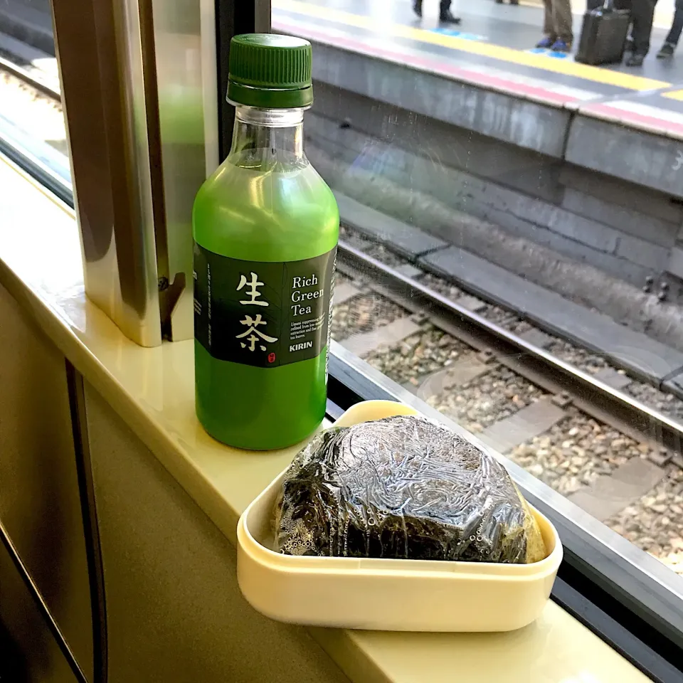 Snapdishの料理写真:世界の車窓から♬  (▰˘◡˘▰)☝︎
 #世界の車窓から  #お弁当  #弁当  #obento  #bento  #おにぎり  #おにぎり弁当  #豆ごはん  #豆ご飯|Yoshinobu Nakagawaさん