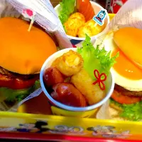 Snapdishの料理写真:ハンバーガー弁当🍔
 #手作りハンバーガー  #親子弁当 #遠足|Mymさん