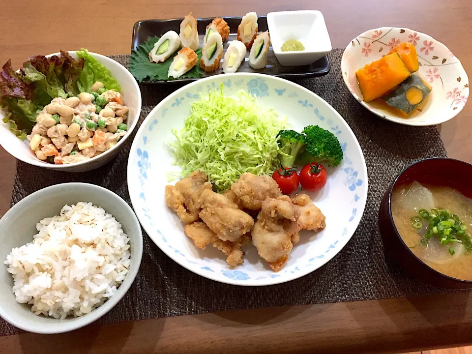 Snapdishの料理写真:鶏肉の唐揚げ・射込みちくわ・かぼちゃの煮物・豆サラダ・味噌汁|ごまたまごさん