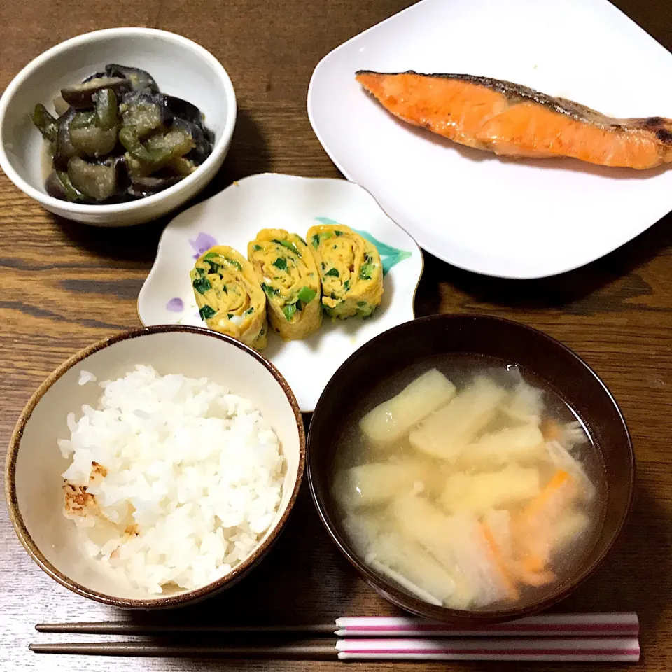 Snapdishの料理写真:#土鍋ごはん   #鮭の塩焼き   #なすとピーマン味噌炒め   #たまご焼き   #大根と人参と油揚げの味噌汁|まきさん