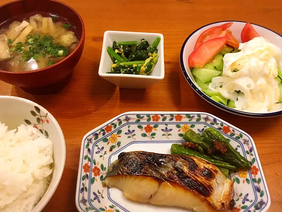 18/05/21 夕飯♪ 鰆味醂漬け シシトウおかか煮 ほうれん草卵とじ 味噌汁 玉ねぎヨーグルト＆きゅうり|ikukoさん