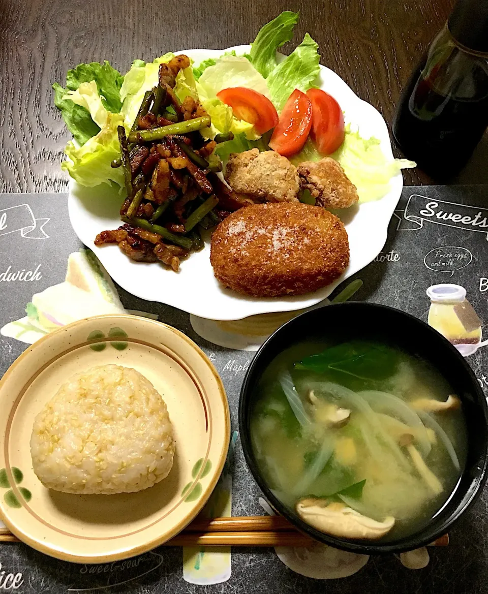 わんぱく盛り(豚肉とニンニクの芽の味付け炒め、牛すじコロッケ、鯖の竜田揚げ) 味噌汁(玉ねぎ、豆腐、椎茸、しめじ、小松菜)、玄米おにぎり🍙|ライムさん