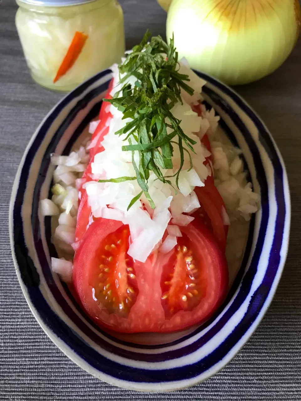 ☆Yumi☆さんの料理 新玉葱の甘酢漬け🎵で、トマトのサラダ🍅|アッチさん