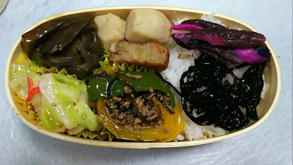 Snapdishの料理写真:今日のお弁当

里芋と薩摩揚げ煮
ナスのオイスターソース炒め
ひき肉とﾋﾟｰﾏﾝﾊﾟﾌﾟﾘｶの塩昆布和え
キャベツと桜えびのナムル

ご飯には
しそ昆布岳、赤しば漬

#曲げわっぱ弁当
#お弁当記録
#今日のお弁当
#スタッフ弁当|ボスママさん