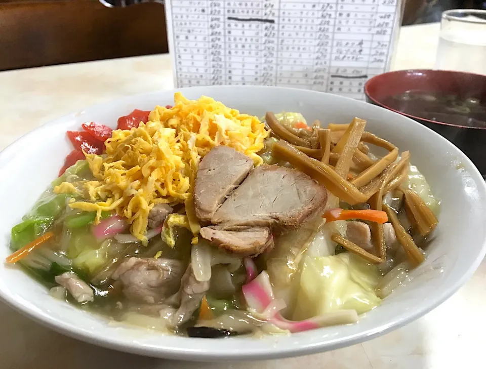 営業マンの昼ごはん☀️☀️☀️
中華丼570円|ぽんたさん