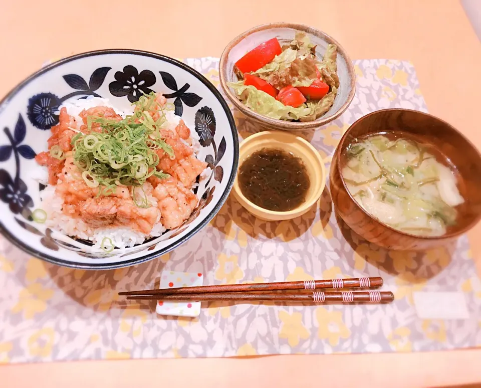 #厚切り豚バラの照り焼き丼#チェリートマトとレタスのサラダ#もずく#お味噌汁|kona7さん