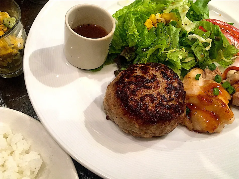 ランチ
ハンバーグとテリヤキチキン|須佐 浩幸さん