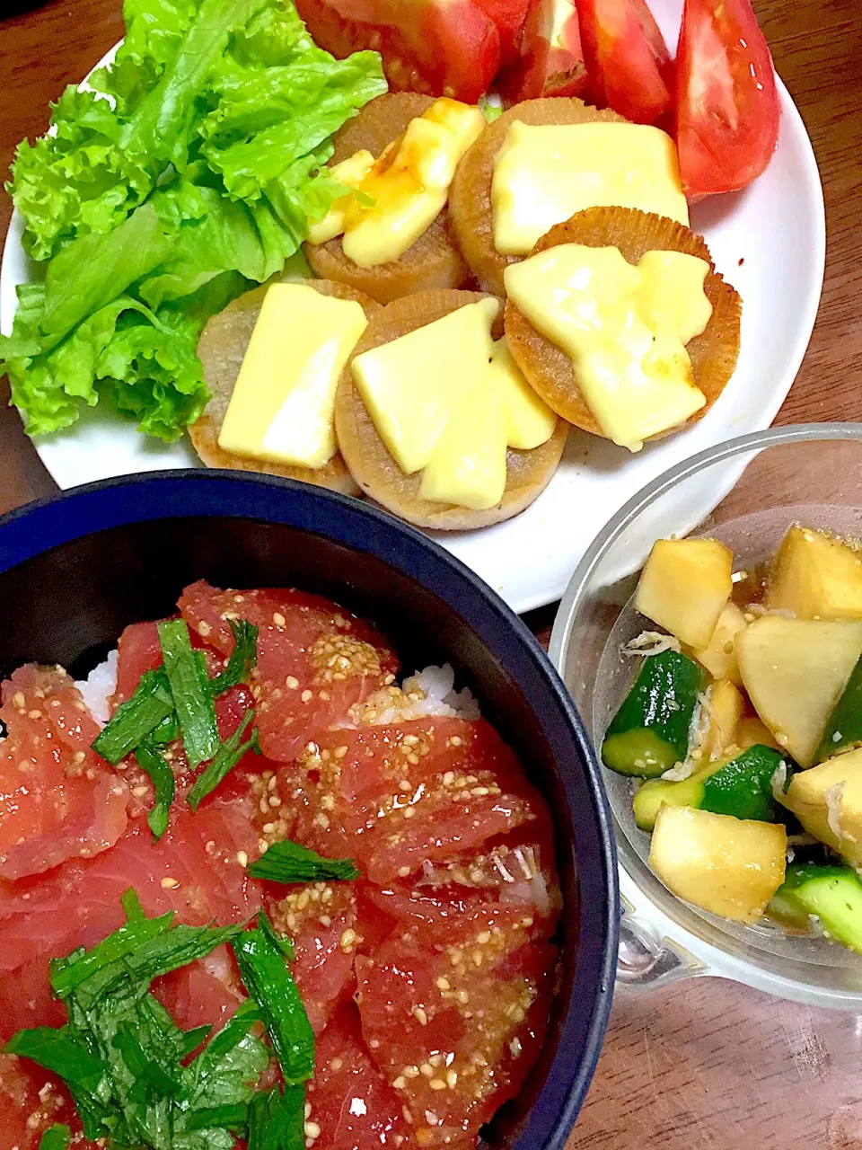 Snapdishの料理写真:鮪漬け丼    大根の醤油焼きチーズのせ🧀    大根と胡瓜のサラダ|掛谷節子さん