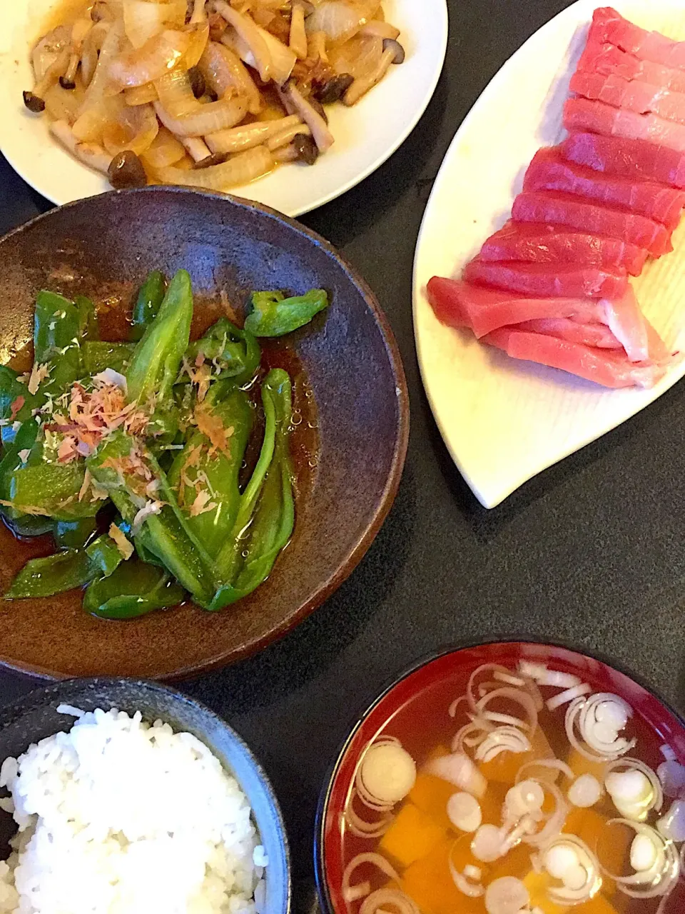 マグロのお刺身 & ピーマンの煮浸し & 新玉ねぎとしめじのバタポン炒め|ぺろたんさん